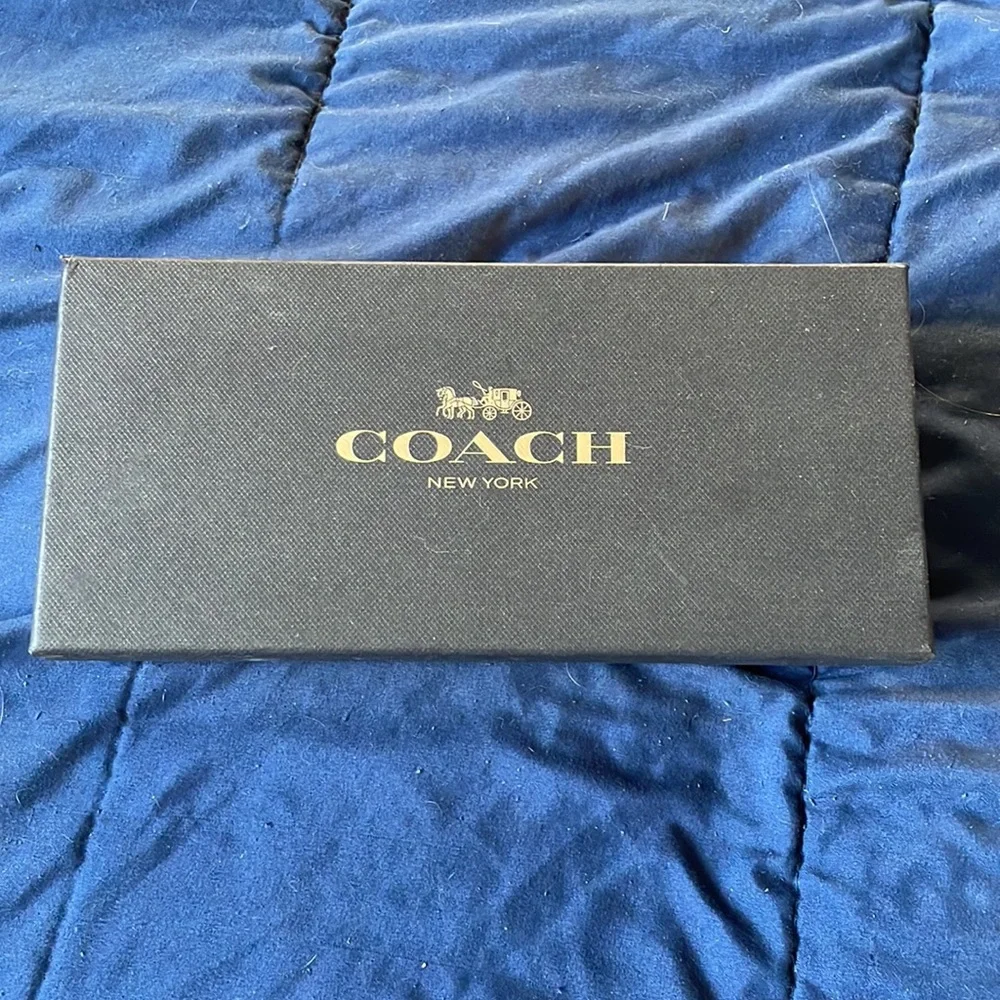 Coach wallet with charms NWT Never used - Picture 4 of 13